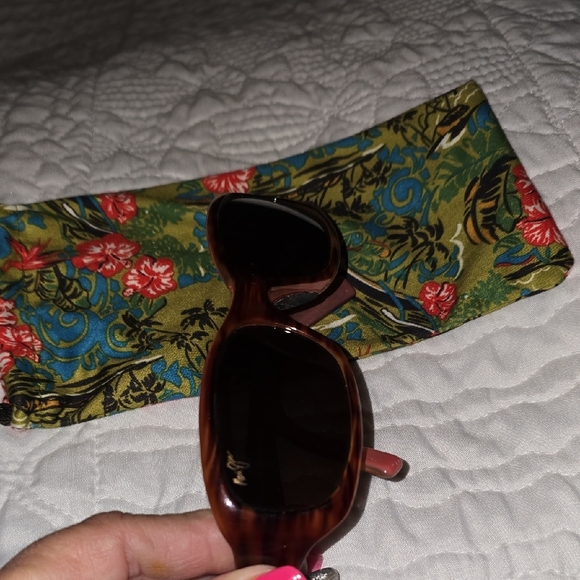 Elegant Maui Jim Brown Sunglasses with Floral Case - Picture 7 of 8